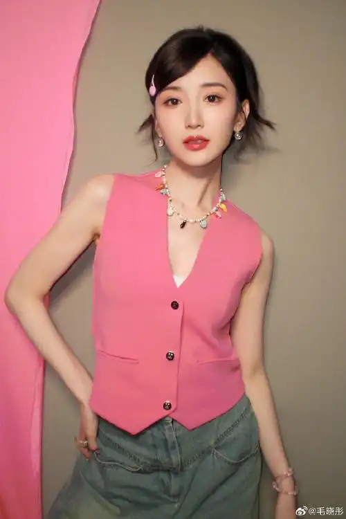 毛晓彤芭比造型