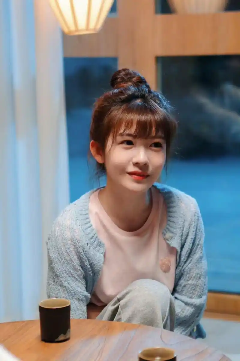 赖美云丸子头女孩好可爱,既俏皮又可爱,让整个造型都充满了活力.