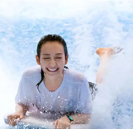 40岁王鸥至今无人敢娶?看到她"水上冲浪"时,网友:太狂野了!