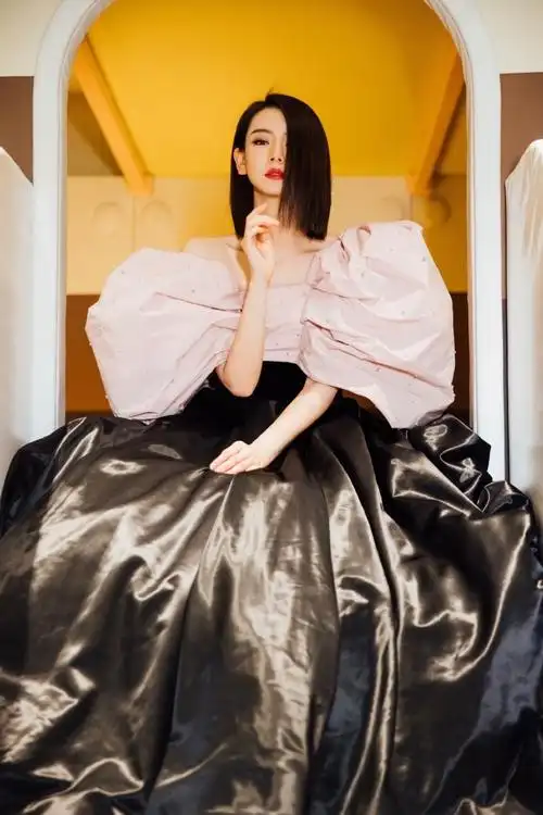 2021-10-19 09:14来源:新浪娱乐戚薇穿粉色泡泡袖上衣配长裙 优雅