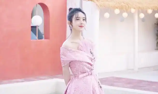 赵丽颖这身粉色公主裙比微博之夜的两套look都还要美.