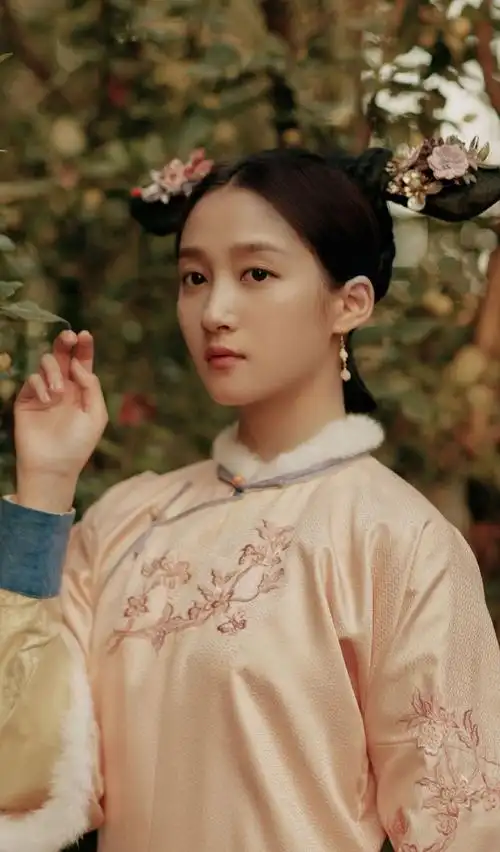 关晓彤穿古装翩翩起舞,一身粉色身材窈窕,网友:不接古装浪费了