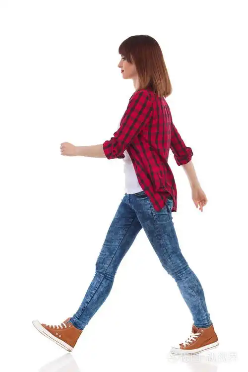 走休闲女孩侧视图