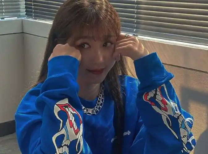 虞书欣酒店大晒自拍图,蓝色卫衣下的裤子引热议,这我没眼花吧?