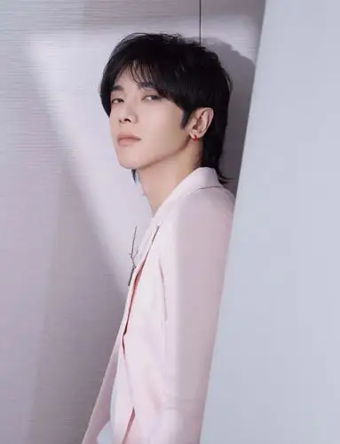 华晨宇壁纸一身樱花粉西装展现清新俊雅的少年形象