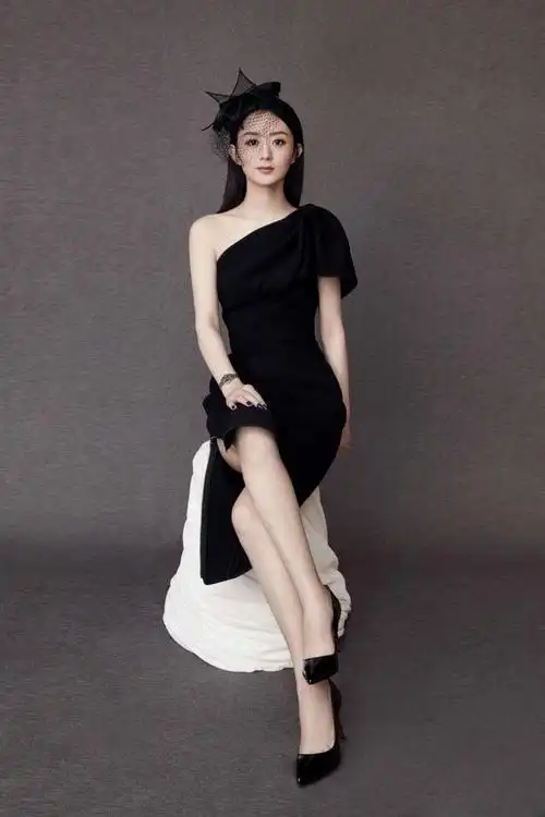 赵丽颖写真露香肩美腿身材纤瘦俏皮托腮侧颜惊艳