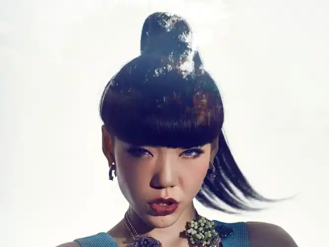 歌手吴莫愁怪异发型妩媚眼神桌面壁纸下载