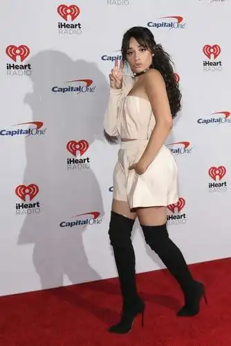 女星卡米拉·卡贝洛(camila cabello)身着一袭白色裙装,现身拉斯维加