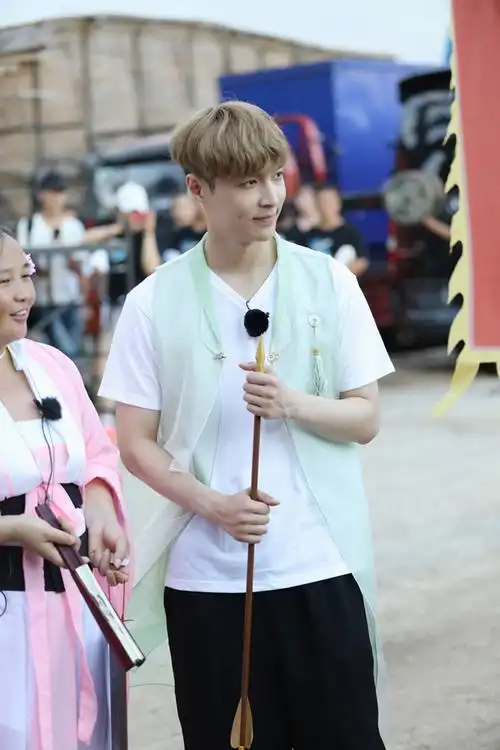 张艺兴《极挑》变"羊助理" 赠人美酒获观众点赞