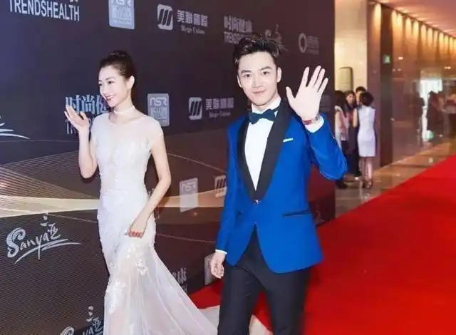 央视主持龙洋与张韬同框,秀美腿惹路人移不开眼,两人颜值太般配