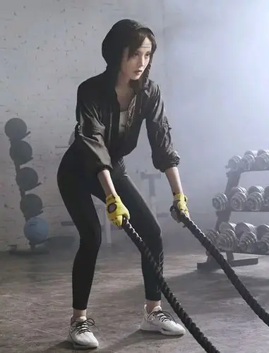 一睹为快 古力娜扎运动服装宣传片