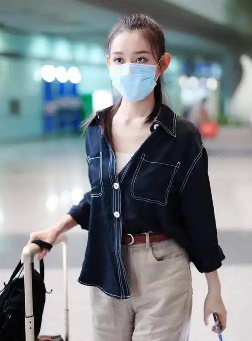 蒋依依真是水灵得696969不行高马尾休闲装走机场清新感溢出屏幕