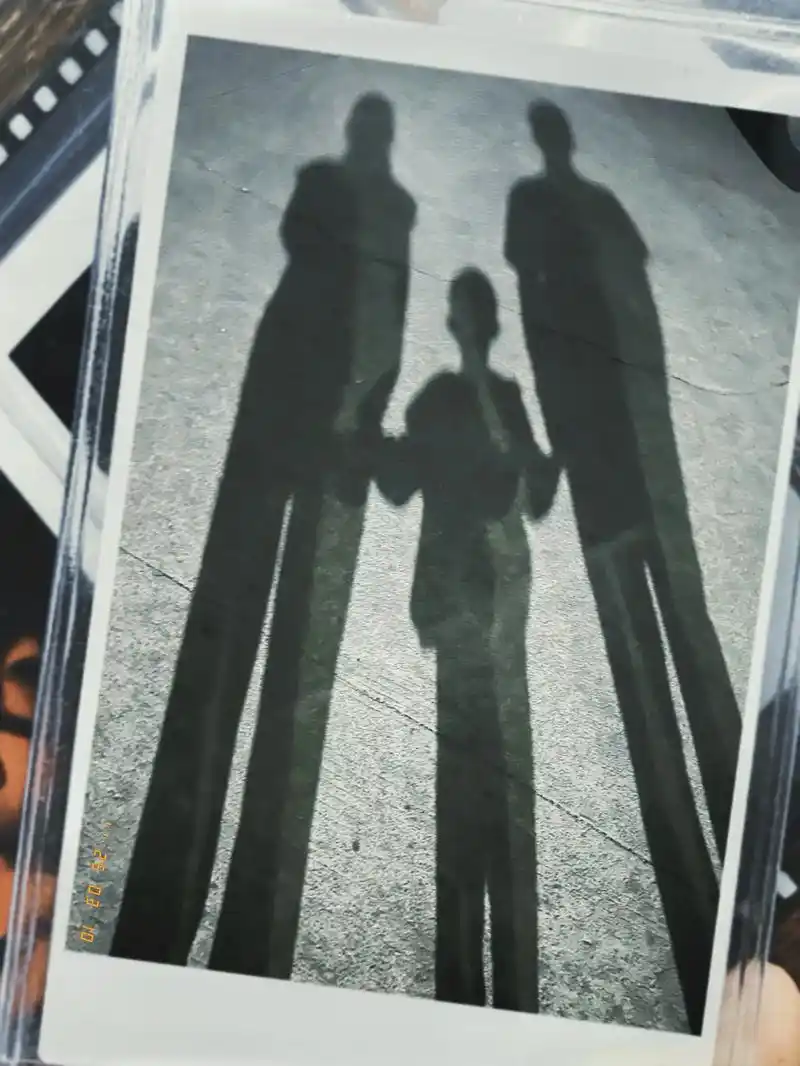 路灯下的影子 #一起散步 一家三口的幸福具象化🥰