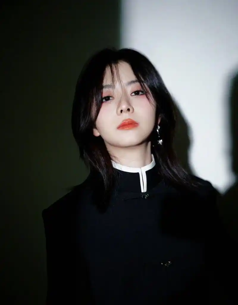 谭松韵的新中式穿搭图来了,与往日甜美可爱的打扮不同,这一次多了一份