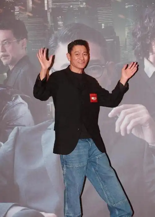 62岁刘德华近照老态龙钟满头白发啤酒肚凸起一脸愁容震撼网友