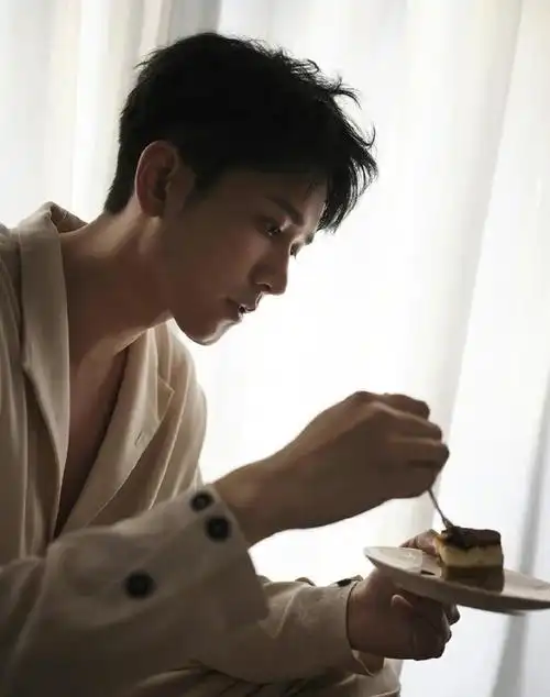 彭冠英太man啦随性不羁的模样潇洒迷人成熟稳重让人心动