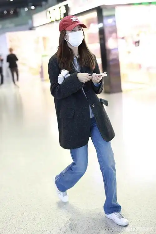 组图:张子萱戴小红帽又美又萌 拿相机边走边拍心情大好