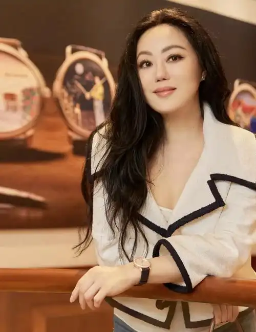 章小蕙首晒素颜,皮肤晶莹剔透更显年轻,长居内地当网红生活滋润插图10