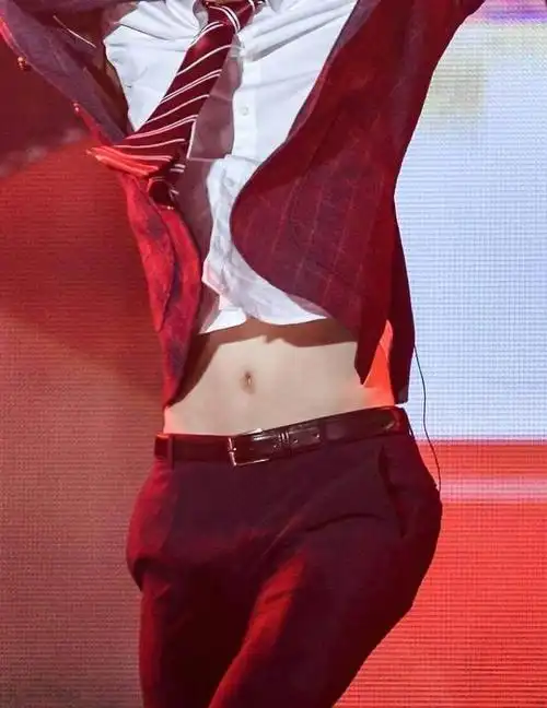 看看易烊千玺杨洋的腰再瞅瞅王俊凯的笑得根本停不下来