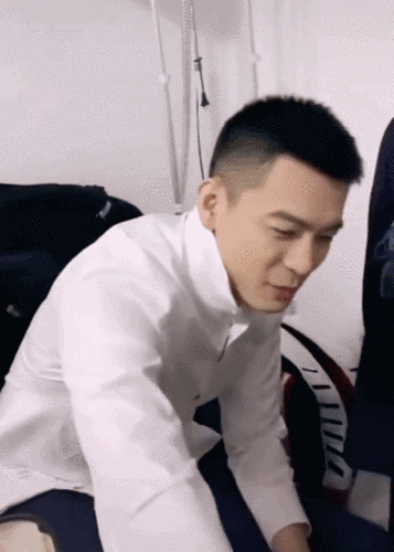 友人曝光杨鸣更衣视频 脸确实很帅 可运动型男怎么也有小肚子?