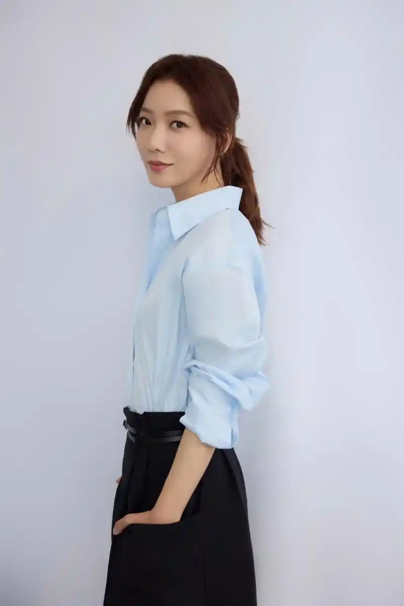 王珞丹浅蓝色衬衫搭配黑色短裤,尽显知性优雅靓丽迷人.