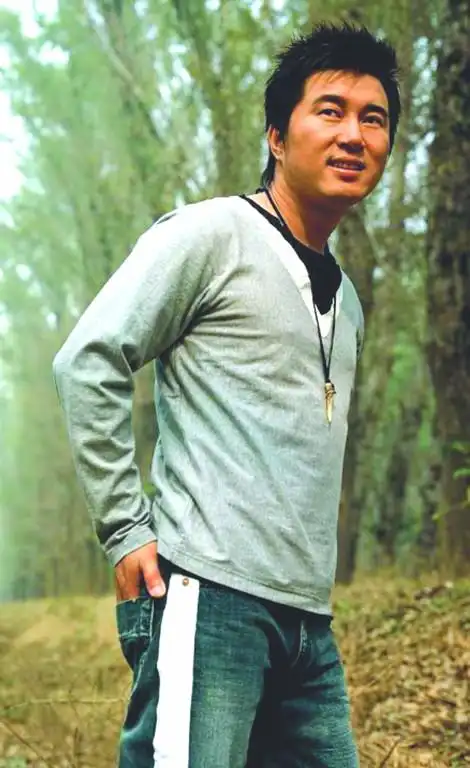 歌星满文军涉嫌吸毒被抓 便衣潜伏抓获十余人