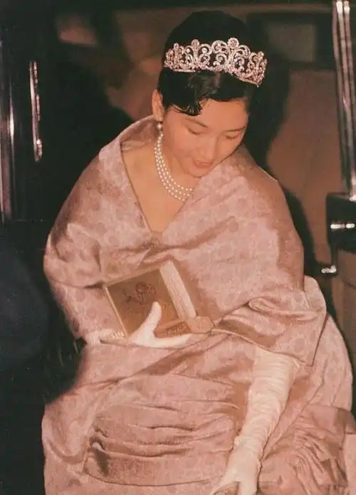 日本皇后美智子年轻时多美?说出来你或许不信,但老照片不会说谎