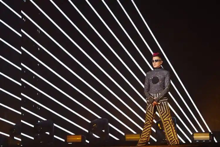 郭富城"梦幻舞林"演唱会澳门开唱,一头红发唱跳风采不减当年_演出