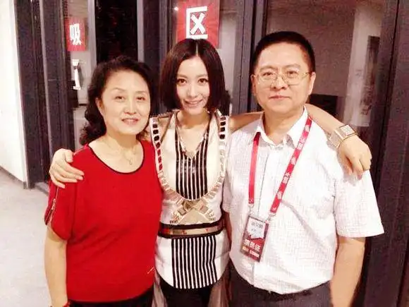 著名歌手姚贝娜病逝6年多了,年迈父母的晚年生活状况怎样?_姚峰