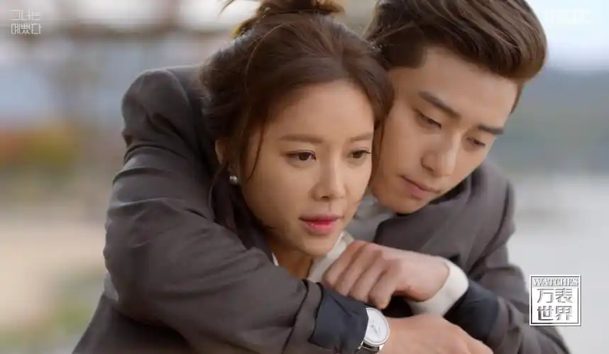 朴叙俊佩戴名士表出演当红热播韩剧她很漂亮