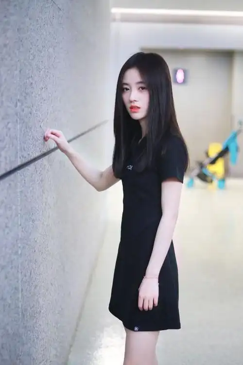 鞠婧祎穿黑色短裙现身秀小细腿 长发飘飘靠墙壁发呆相当萌