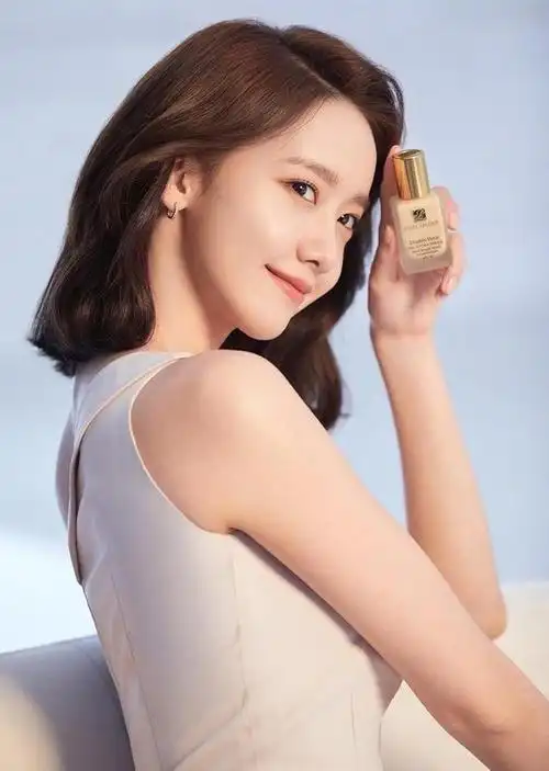 韩国女神林允儿花一般的纯净面孔不愧为少女时代的门面