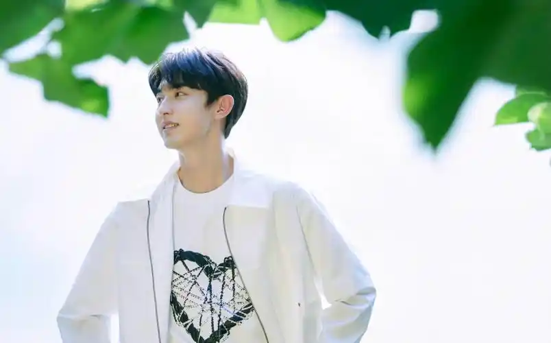 郭俊辰清新写真!纯白短袖清爽少年感,棱角分明的侧脸