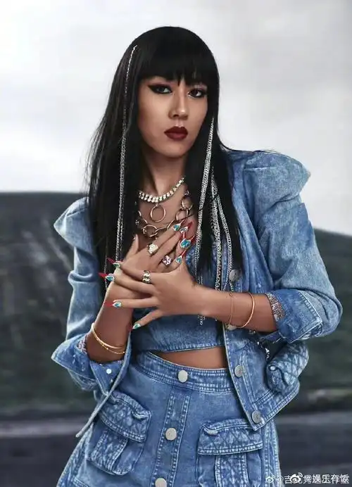 《闪光的乐队》@吉克隽逸 每一期造型都好用心……__财经头条