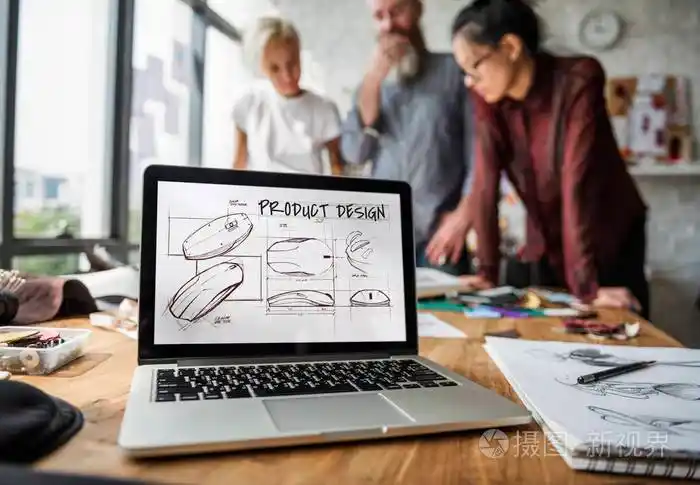 时装设计师在展厅工作