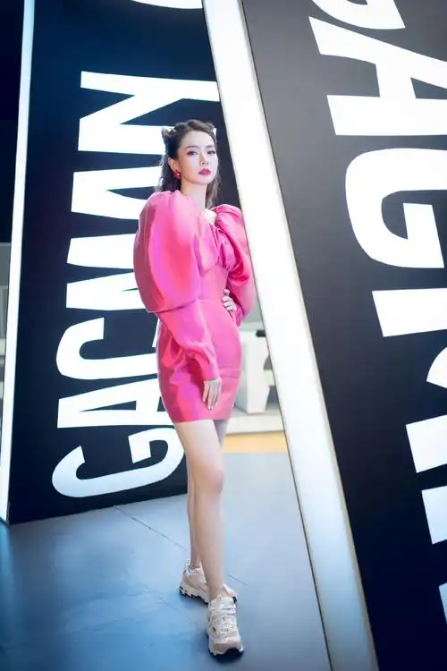 简介:戚薇粉色礼裙性感优雅写真图片,分享一组戚薇图片给大家,图中的