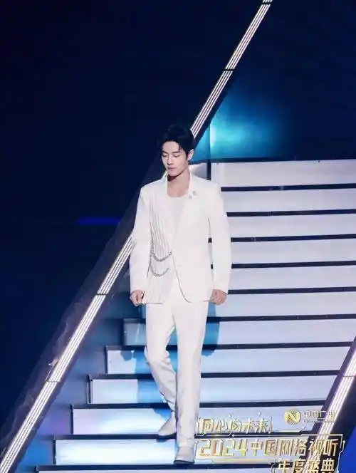 视听盛典,男星偏爱白色,肖战帅气,成毅迷人,周深有型,王晰酷_造型