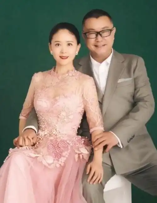 尹相杰庆祝结婚一周年拍唯美婚纱照妻子年轻貌美婀娜多姿