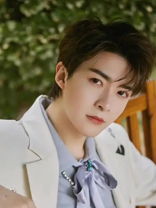 顶部长度一厘米左右蓬松,刘海要长一点要碎一点四六分开"四"要往一侧