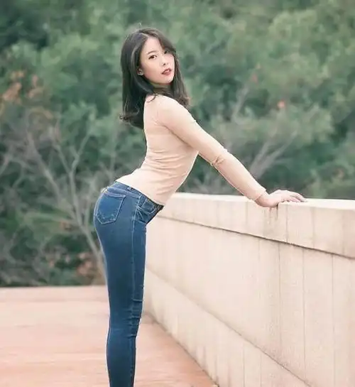 原创清新细腻的牛仔裤显得美女的身材紧致有型女人味十足