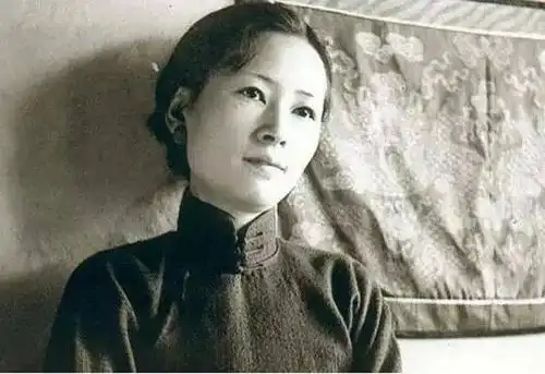 沈从文深爱着张兆和,同时又沉迷在高青子的温柔乡里不能自拔,他享受着