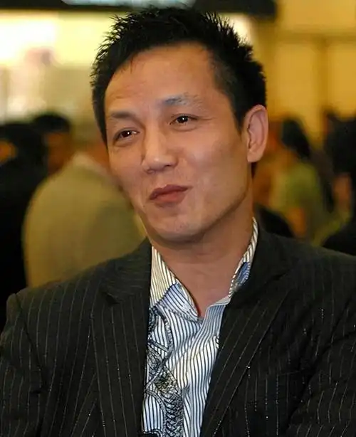 上海首富周正毅有多高调?"团灭"上海主持天团,服刑期间赚30亿