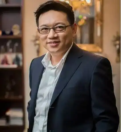 主持的而且主持的也算是中规中矩路易在时尚领域有不俗的表现,,人帅