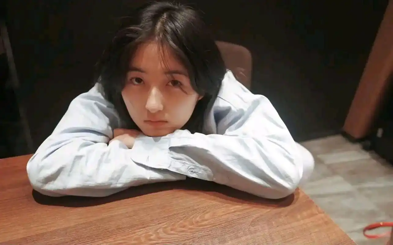 张子枫,出生于河南三门峡市,她的父亲是一名电工,母亲是一位公司文员