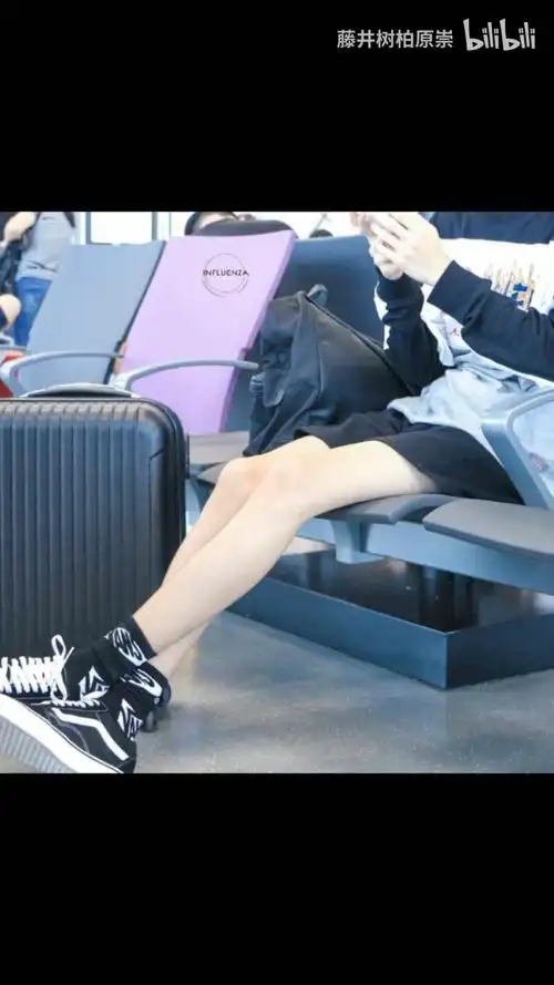 是女生都会羡慕马嘉祺的腿吧,小马的腿又细又长,真的好看!