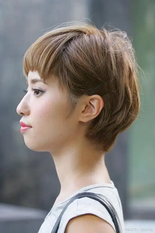 短发在视觉效果上是否呈现出老化或年轻化的特质,这主要依赖于发型的