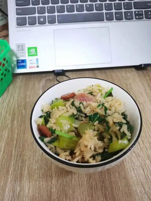 腊肠菜饭一次干两碗大米饭