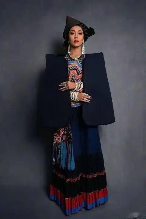 吉克隽逸身穿彝族阿都服饰端庄秀丽凸显民族特色