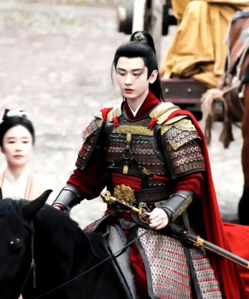 同样是穿铠甲骑马,成毅和任嘉伦一样霸气十足.一红一蓝都很有将军气概