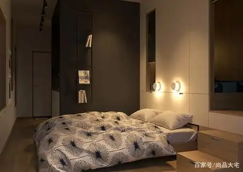 夜晚时收掉沙发上的靠垫,把床拉出来套上床罩就是父母的卧室.